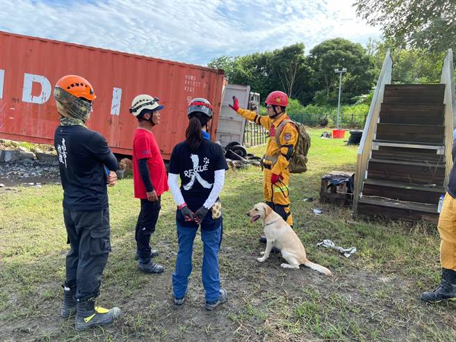 花蓮縣消防局目前有3隻搜救犬Fancy、Hero跟Wilson，其中Fancy跟Hero日前已取得消防署IRO國際評量檢測A級（中級）認證，成為正式搜救犬加入救災行列，將持續朝B級（高級）搜救犬邁進。（花蓮縣消防局提供／羅亦晽花蓮傳真）