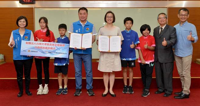 苗县首座公办民营实验教育学校信德国小学今天签约。（李京升摄）