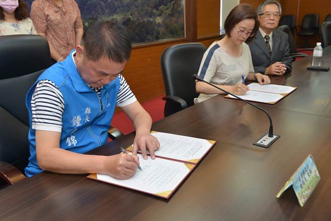 县长锺东锦（左）与台湾光罩慈善基金会执行长吴昭宜签约。（李京升摄）