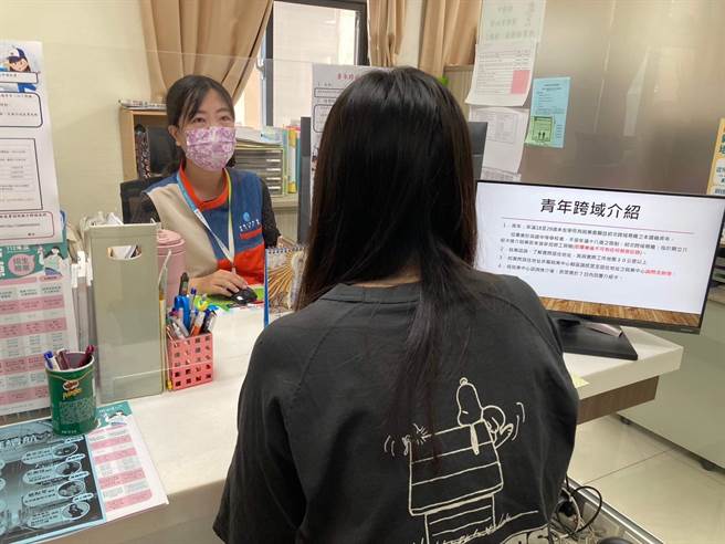 求职者至就业中心谘询示意图。（桃竹苗分署提供／蔡明亘桃园传真）