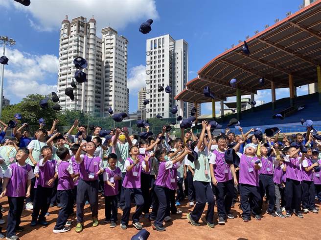 阳光棒球夏令营4日举办开幕式，参与的小朋友们个个难掩兴奋之情。（冯惠宜摄）