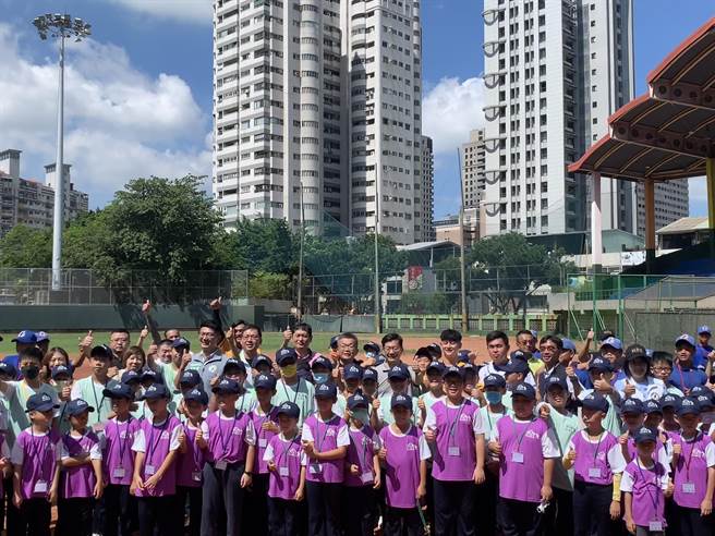 阳光棒球夏令营4日登场，开幕式立委张廖万坚代表主办单位出席，也邀请中职会长蔡其昌，以及多位中职球星与小朋友同乐。（冯惠宜摄）