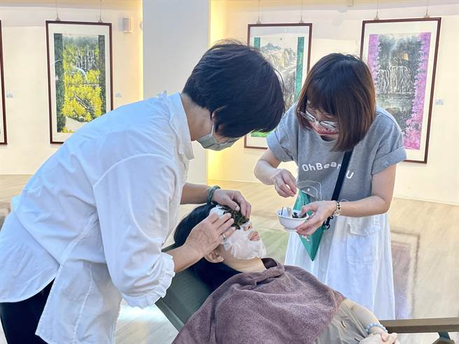 港澳旅客游松柏岭，除了体验採茶、制茶、炒茶外，茶叶敷脸让他们觉得舒心又新鲜。（杨静茹摄）