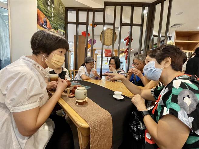 香港游客说，他们通常都喝浓茶搭配港点，台湾茶特别清香、甘甜，让人印象深刻。（杨静茹摄）