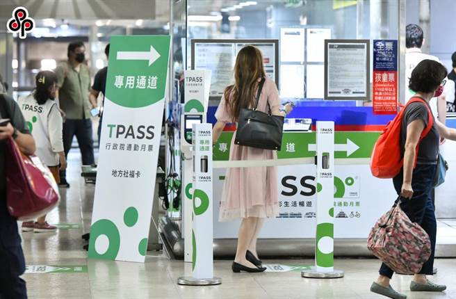 北北基桃「TPASS行政院通勤月票」7月1日启用，3日为通勤月票上路以来第一个上班日，图为台北车站民眾使用情形。（本报资料照）