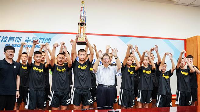 員東國中籃球隊再次在全國中學籃球賽亞軍，縣長楊文科與選手們一起比出投籃的動作，誇讚小將們表現優異。（羅浚濱攝）