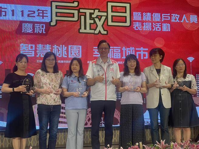 桃市表揚績優戶政人員及績優戶政事務所。(呂筱蟬攝)
