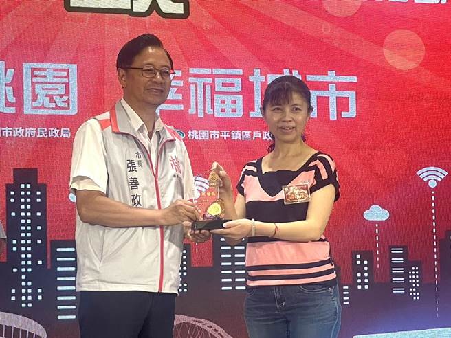 八德戶政所課長游雅淳獲頒績優戶政人員。(呂筱蟬攝)
