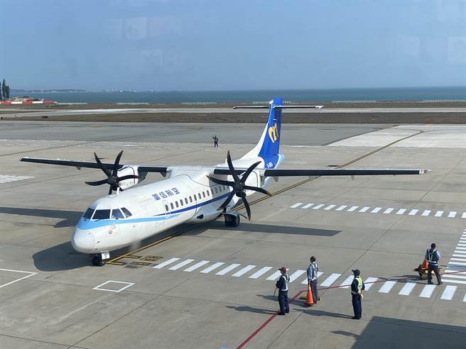 金门县府积极向民航局争取增加台金空中运能，7月份起每日双向增加超过1千个机位。(于家麒摄)