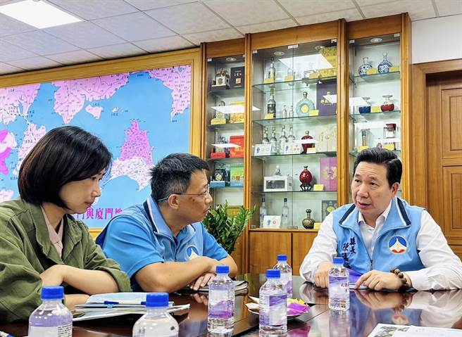 金门县长陈福海(右)多次要求观光处超前部署，积极向民航局争取增加台金空中运能。(图／金门县政府提供)