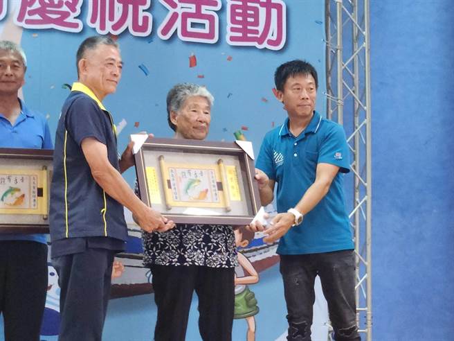 吳娥（右2）阿嬤是台灣東北角漁村裡的海女，雖然年近90歲，已經無法下海了，但仍持續熱中於海女的職人精神。（新北市政府提供／張志康新北傳真）