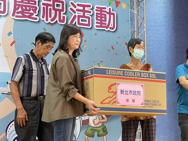 陳罔市（右1）年近80歲，也是資深的海女。常配合馬崗漁港轉型的漁村導覽行程，帶領民眾了解臺灣寶貴的「海女」特色，傳承漁村文化及「海女」職人精神。（新北市政府提供／張志康新北傳真）