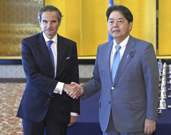 日本外务大臣林芳正(右)今与IAEA署长葛罗西(左)会面后表示，有关「核废水」排放入海的安全性，会持续对国际社会进行详细说明。（图/美联社）