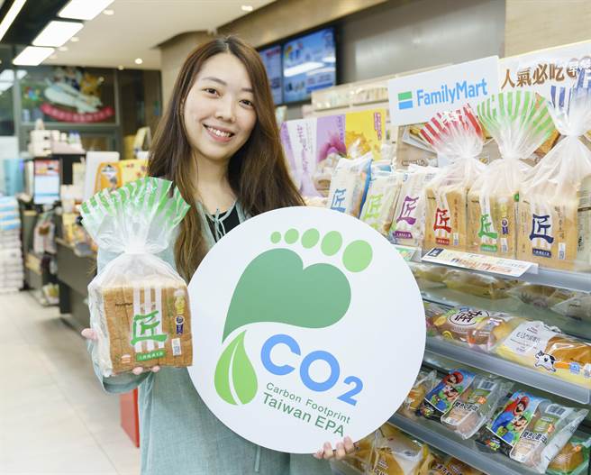 全家耗时四年研发永续土司，取得Clean Label少添加、碳足迹标籤双认证，限时推折扣回馈。（全家提供／朱世凯台北传真）