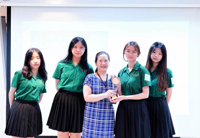 為減少民眾使用一次性塑膠頻率，北一女中學生2020年創立「安普拉斯特φ青少年去塑聯盟」， 與雙北店家合作為民眾提供環保袋，至今已省下逾2萬塑膠袋，今獲頒台新青少年志工菁英獎。（教育局提供／蔡佩珈台北傳真）