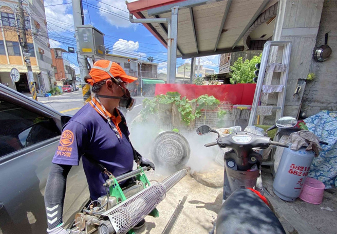雲林古坑登革熱個案的病毒基因定序為印尼株，與台南市泰國株不同，雲林縣政府也加強消毒。(戴志揚翻攝)
