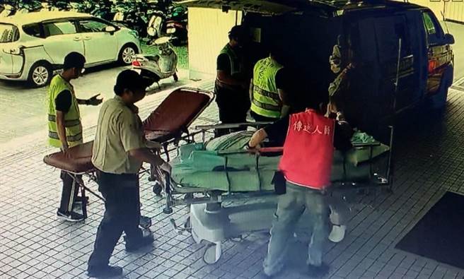 66歲張先生中午時段騎機車熱昏自撞路邊停放車輛送醫，到院時體溫近41度是熱中暑。（南投醫院提供／楊靜茹南投傳真）