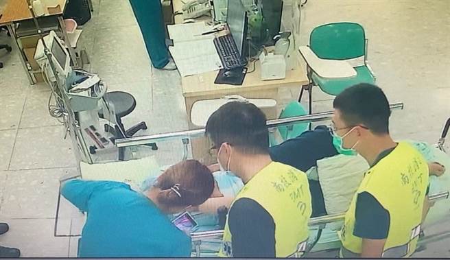 張先生長時間在大太陽下騎車，安全帽散熱不易，身體機能失常導致中暑，體溫飆升近41度就醫。（南投醫院提供／楊靜茹南投傳真）