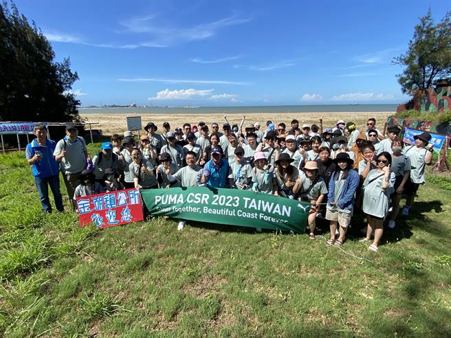 PUMA Taiwan公司60多位员工，今日在金门金湖镇八二据点举办「跳岛净滩活动」，以实际行动为维护生态环境。(于家麒摄)