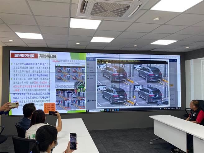 桃园市交通科技执法中心将加速建置、发包、制单、申诉等流程，强化单位间横向沟通、支援，落实科技执法功能。 （蔡明亘摄）