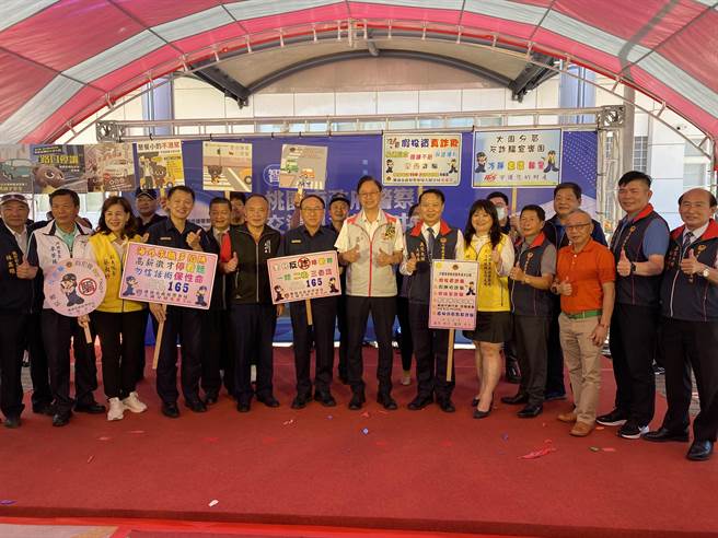 大园警分局成立反诈骗宣导团，结合4日交通科技执法中心启用典礼，到场举牌宣导，强化民眾反诈观念。（蔡明亘摄）