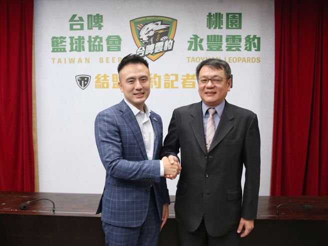 台啤籃球協會和桃園永豐雲豹結盟，以台啤雲豹參與T1賽事，桃園永豐雲豹執行長張建偉（左）、台灣菸酒公司董事長丁彥哲（右）合照。（杜宜諳攝）