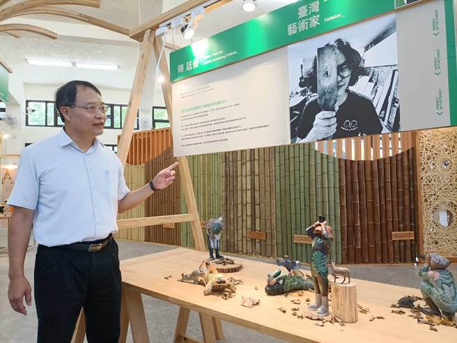 东势林管处长张弘毅指出，《山林里的动物》艺术特展中呈现东势地方创生团队「大茅埔调查团」生态调查纪录。（陈淑娥摄）