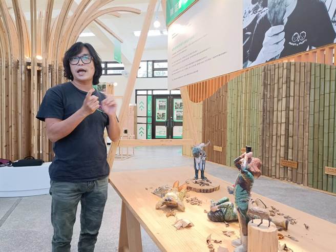 陈廷晋创作出全新木雕作品「望远镜－忘远近」系列。（陈淑娥摄）