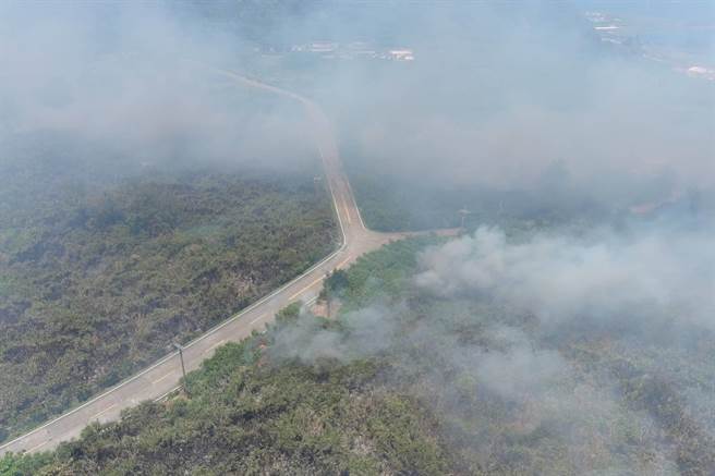 绿岛乡观音洞今晨传出杂草火警，现场大火浓烟，绿岛分队派遣3台消防车、4名消防员以及10名义消布水线灌救。（台东林管处提供／萧嘉蕙台东传真）