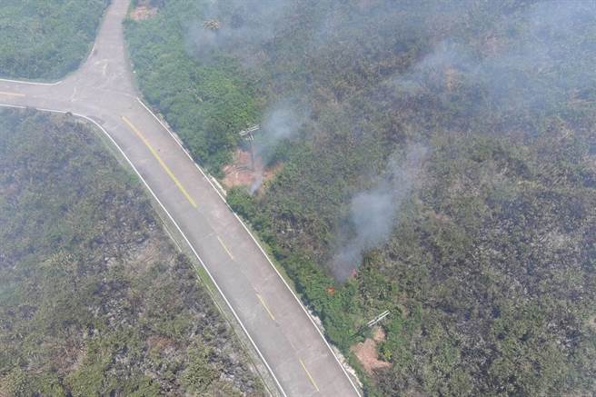 绿岛杂草火警受西南风吹拂，今早二度復燃，多处起火点，范围从柚子湖、自来水厂、观音洞一路延烧至环岛公路。（台东林管处提供／萧嘉蕙台东传真）