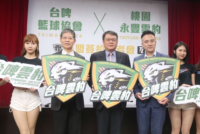 台啤籃球協會理事長林士傑（左2起）、台灣菸酒公司董事長丁彥哲、桃園永豐雲豹執行長張建偉，共同宣布台啤、雲豹的結盟合作。（杜宜諳攝）
