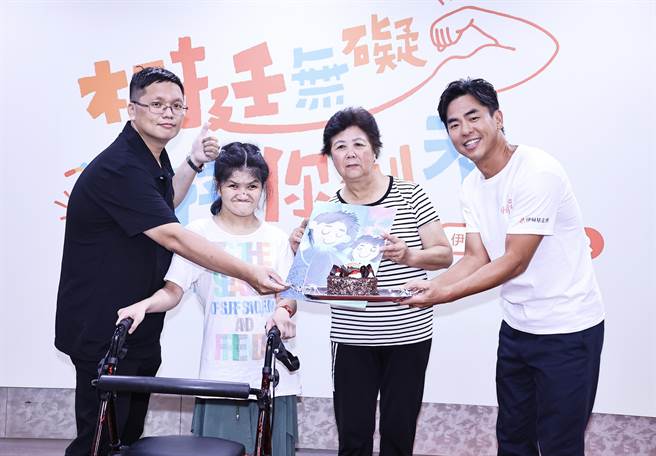 柯有倫（右）和伊甸基金會副執行長曹儉（左）一起為小君、小君媽媽慶生。（羅永銘攝）