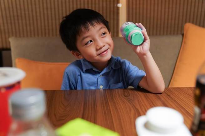 精緻糖容易影響孩童血管健康及腦部運作，而最直接的影響便是熱量攝取過多導致肥胖。（台北慈濟醫院提供）