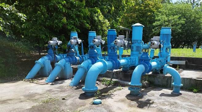 屏东自来水出现白浊气泡，水公司表示，是加压后的正常现象。（水公司提供）