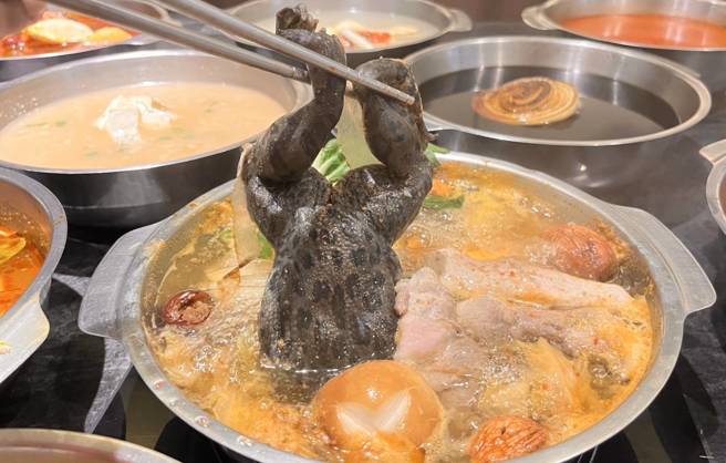 整只带皮青蛙丢下锅，民眾接受度两极。（业者提供）