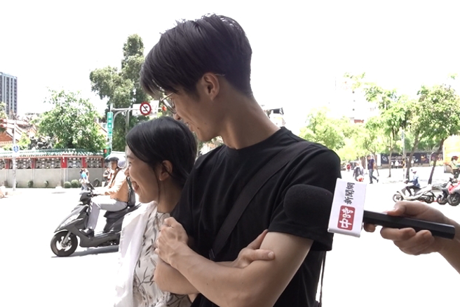 女大生(图左)见「整只青蛙下锅」画面，立刻吓到逃跑。（王绍羽拍摄）