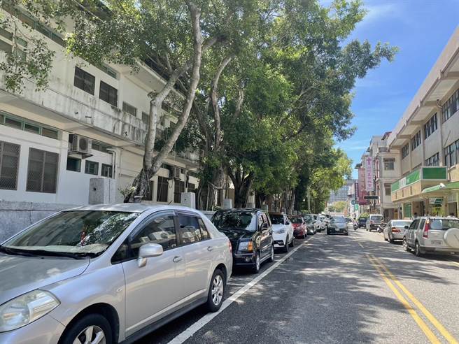 金湖市区街道较为狭窄，加上很多驾驶贪图方便「临停」购物，常造成交通大阻塞。（图／金门县政府提供）