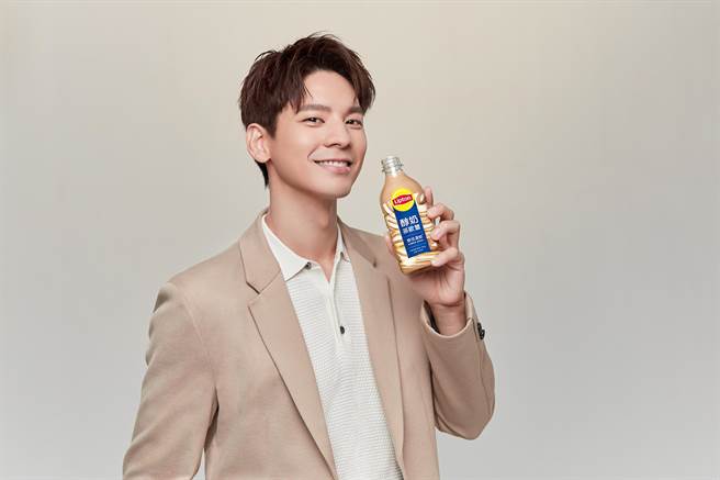 林柏宏担任饮料代言人，4日化身一日店长出席记者会。（立顿提供）