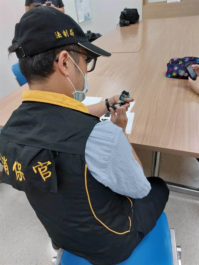 新北市消保官今（4日）下午确认手表品牌为「Hero watch」，持续调查厘清中。（新北市法制局提供）