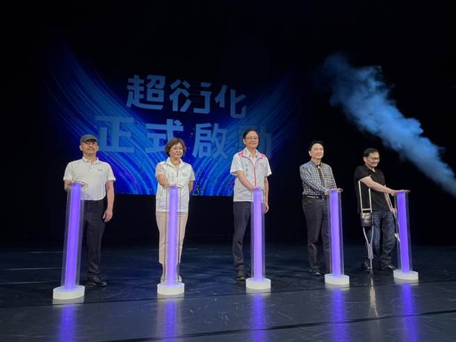 桃園市長張善政（中）今出席「第3屆桃園科技表演藝術獎」徵件開跑記者會。（陳夢茹攝）