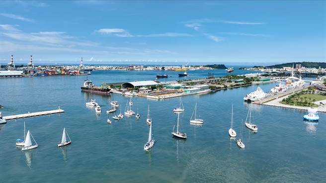 高雄市海洋局透過「遊艇遊程影片創作比賽」集思廣益，募集各路好手以30至60秒短影片方式。圖為海洋派對重型帆船比賽出港盛事。（高雄市海洋局提供／林瑞益高雄傳真）