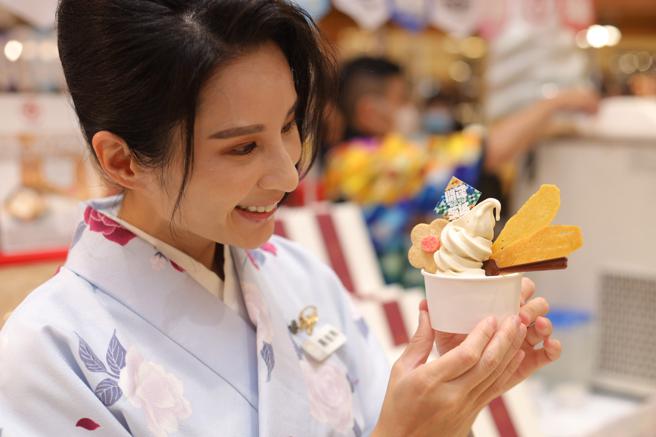 SOGO忠孝館夏日和風祭，獨家首賣「茨城縣地瓜霜淇淋」150元。（SOGO提供）