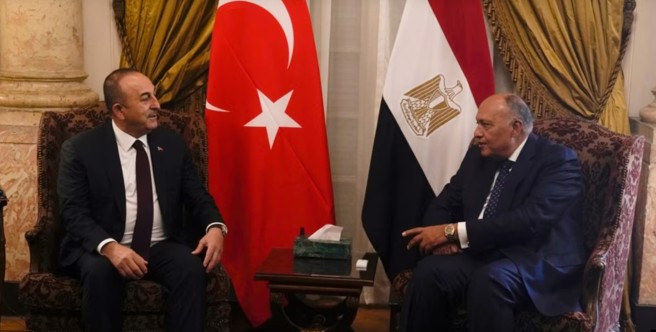   3 月 18 日，土耳其外交部长恰武什奥卢（左），在开罗解放宫会见埃及外交部长舒克里。(图/美联社)