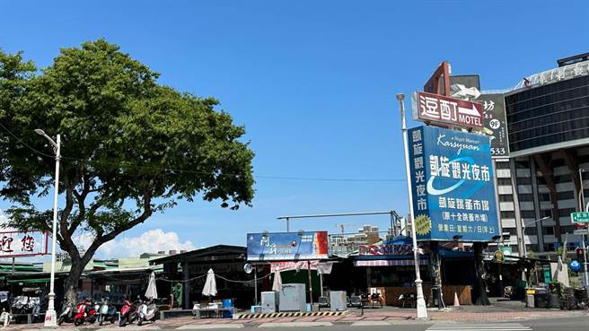 高雄知名凱旋夜市近來面臨生存危機，負責經營的元凱資產管理公司爆發股東內鬨，攤商擔心恐無法做生意。（柯宗緯攝）