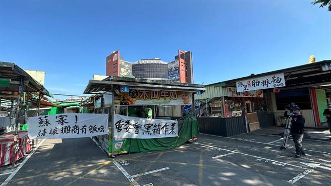 高雄知名凱旋夜市近來面臨生存危機，負責經營的元凱資產管理公司爆發股東內鬨，攤商擔心恐無法做生意。（柯宗緯攝）