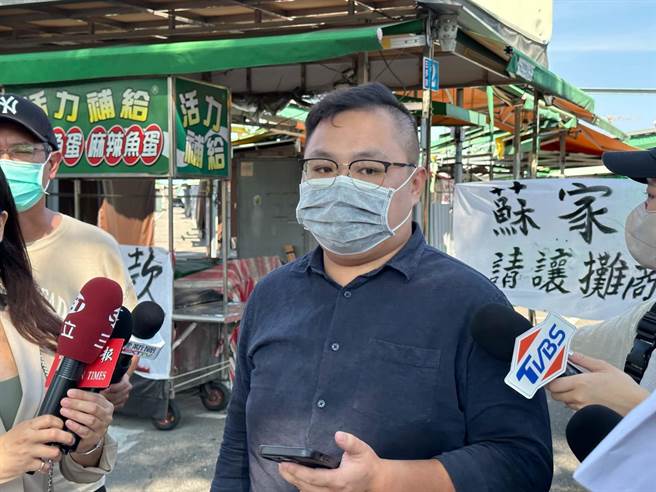 元凱公司代表Tom出面駁斥不實指控，強調未逼攤商搬離，但因辦公室之前有用電超載疑慮，才請水電師傅施工整修，預計最快本周會完工，攤商仍可繼續經營，重申公司與攤商都站在一起。（柯宗緯攝）