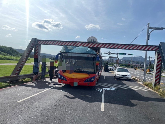 今（4）日下午15时许，新北市芦洲区疏洪一路2公里处发生一起交通事故，一辆游览车司机不熟路况，误撞限高杆发生事故，游览车车顶整个移位。（图／警方提供）