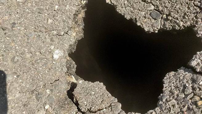 高雄凤山区区光华、国昌路口出现直径约30公分坑洞。（市议员李雅静提供／崔正纲高雄传真）