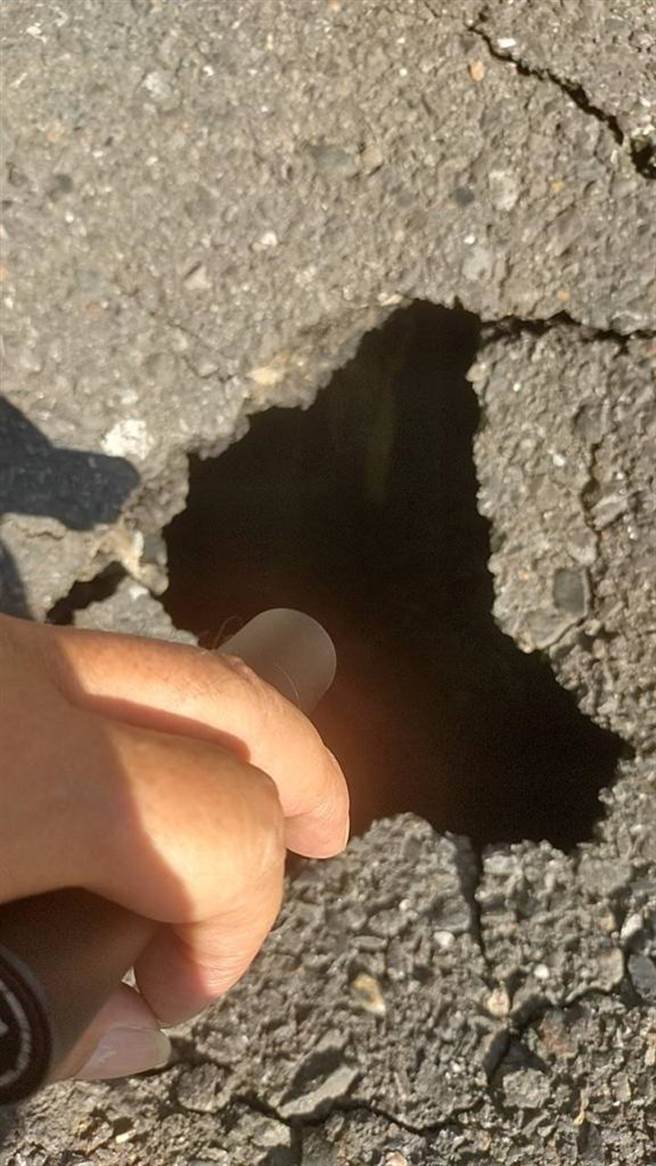 高雄凤山区区光华、国昌路口出现直径约30公分坑洞。（市议员李雅静提供／崔正纲高雄传真）