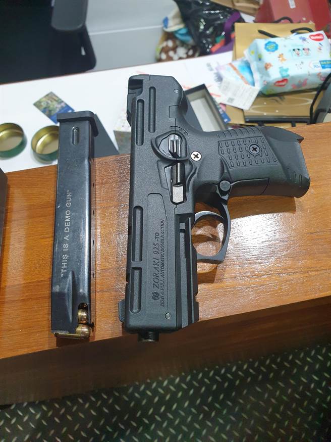 警方查獲土耳其制式手槍。（警方提供／胡欣男台北傳真）